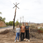 El artista Marc Sellarès y dos de las impulsaras de Camí de Cendra junto a la obra ‘Estels’ en la C-12.  