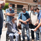 Latorre i els tècnics a la zona on es construirà la biblioteca.