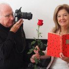 L’autora de ‘Sant Jordi. Llibres i roses’, la lleidatana Carme Polo, amb l’autor de les fotos, Ricard Lobo.