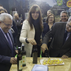 El president de la Generalitat, Quim Torra, i la consellera de Cultura, Laura Borràs, degustant un dels olis de la Fira de l’Oli.