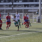 Un jugador del Balàfia cabecea a portería sin ningun defensor que se lo impida.