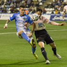 Raúl González intenta la rematada.