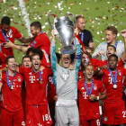 Neuer sosté la copa al costat dels seus companys, la sisena Champions que aixeca el Bayern en la seua història.