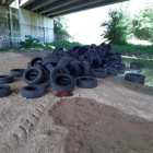 Los neumáticos que aparecieron junto a la carretera C-13 en la partida de la Femosa.  