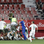 Jugadors de l’Elx celebren el gol del lleidatà Pere Milla, que els dóna l’ascens a Primera.