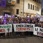 Casi un millar de personas se manifestaron ayer contra la violencia machista en la capital del Urgell. 