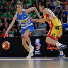 Anna Palma durant el partit de semifinals de la Copa de la Reina davant de Bea Sánchez, del Girona.