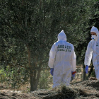 Agentes de la Guardia Civil en la escena del crimen, el viernes.