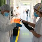 Personal sanitari de l’Hospital Clínic de Barcelona desinfectant-se les mans, ahir.