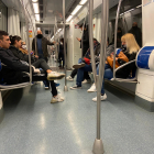 Bajan los usuarios del metro de Barcelona  -  La hora punta de la mañana del segundo día laboral en estado de alarma se saldó en ayer en el metro de Barcelona sin aglomeraciones, a diferencia de la jornada del lunes. Transports Metropolitans de  ...