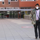 Un home surt amb màscara de l’hospital d’Igualada.