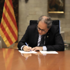 El presidente del Govern, Quim Torra, firma el decreto de la etapa de recuperación.