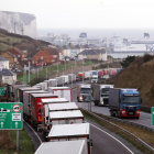 Colas kilométricas de camiones estacionados a un lado de la carretera A20, cerca de Dover.