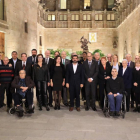 Foto de família dels guardonats, el president Quim Torra i el conseller Chakir el Homrani, ahir al Palau de la Generalitat.