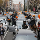 Imagen de los vehículos parados en Rovira Roure con globos de color naranja.