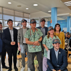 Foto de família dels responsables de la iniciativa, ahir a l’Aula Hospitalària de l’Arnau de Lleida.