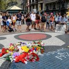 Uns rams de flors recorden les víctimes a la Rambla de Barcelona pocs dies després de l’atemptat.