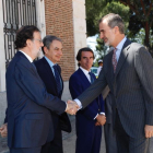 Felip VI saluda els expresidents del Govern.