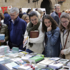 Una parada de libros en la plaza Paeria de Lleida en la diada de Sant Jordi del año pasado.