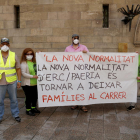 Dues de les persones que es quedaran al carrer el 21 de juny de 2020, la Marta i el Yousef (esquerra), amb altres membres de la PAH, amb una pancarta davant la Paeria.