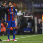 Juan Carlos Unzué dóna instruccions al davanter brasiler Neymar, cosa que podria repetir-se la pròxima temporada com a primer tècnic.