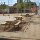 La Paeria instala por fin las mesas de picnic en la escuela Joan Maragall