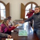 Iu Escolà, en el momento en que emitió su voto en la segunda convocatoria de elecciones en Àreu.