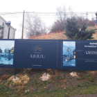 Cartel de promoción de la nueva pleta de casas de lujo en Baqueira en una fotografía del pasado abril.