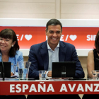 El secretari general del PSOE, Pedro Sánchez; la presidenta del partit, Cristina Narbona (esquerra), i la portaveu, Adriana Lastra, durant una reunió de la Permanent de l'Executiva Federal del partit.