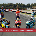 Àlex i Marc Márquez posen al costat de l’italià Lorenzo Dalla Porta a la foto de final de temporada com a campions del món del 2019.