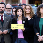 Roger Torrent, Marta Vilalta i Teresa Jordà, amb altres membres d’ERC davant del Parlament de Catalunya.