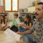 L’actor Guillem Albà, cantant en una escola.