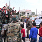 Soldados de las fuerzas de Al Assad, ayer, en la ciudad de Kobane, en el territorio kurdo de Siria.