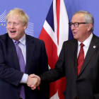 Boris Johnson i Jean-Claude Juncker es donen la mà en l’obertura del Consell Europeu, que es va celebrar ahir.