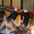 Familiars dipositen clavells rojos sota les plaques que recorden les víctimes de la Guerra Civil.