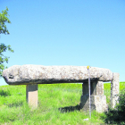 Imagen de archivo del menhir de la Mare de Déu de Riner apoyado en dos piedras talladas.