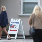 Els votants arriben a una mesa electoral a Pensacola (Florida).