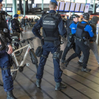 Diversos efectius de la policia militar es despleguen aquest dilluns per l'aeroport de Schiphol (Holanda) per reforçar les mesures de seguretat, després del tiroteig registrat a la plaça 24 d'octubre d'Utrecht.