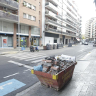 Imagen de archivo de un contenedor con escombros de obras de reforma en una calle de la ciudad.