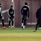 Leo Messi somriu al costat d’altres companys ahir durant l’entrenament.