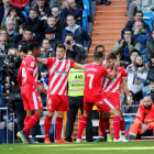 El delantero del Girona Portu, que volvió a ser decisivo ante los blancos, celebra el gol de la victoria con sus compañeros.