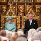 La reina Isabel I i el seu fill el príncep Carles a l’obertura del Parlament britànic.