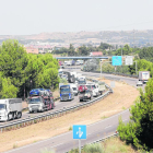 L’accident d’un tràiler va provocar cues quilomètriques a l’A-2 a Lleida durant el matí d’ahir.
