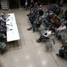 Imagen de la reunión de agricultores afectados por el fuego que se celebró ayer en Bovera. 