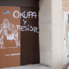 El graffiti que representa a una de las mujeres desalojadas.