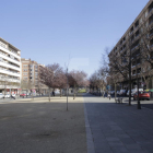 El carrer Corregidor Escofet de Lleida, ahir, hores després de la baralla entre joves magrebins.