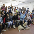Los alumnos del colegio Magraners, con la veterinaria y el perro con el que ayer hicieron el taller. 