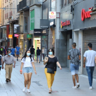 Ciutadans passegen per l’Eix Comercial de Lleida.