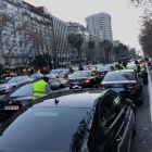 Conductors de VTC es van concentrar a la Diagonal en protesta per la reunió entre Govern i taxistes.