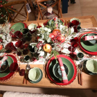 Una mesa de navidad montada para seis personas.